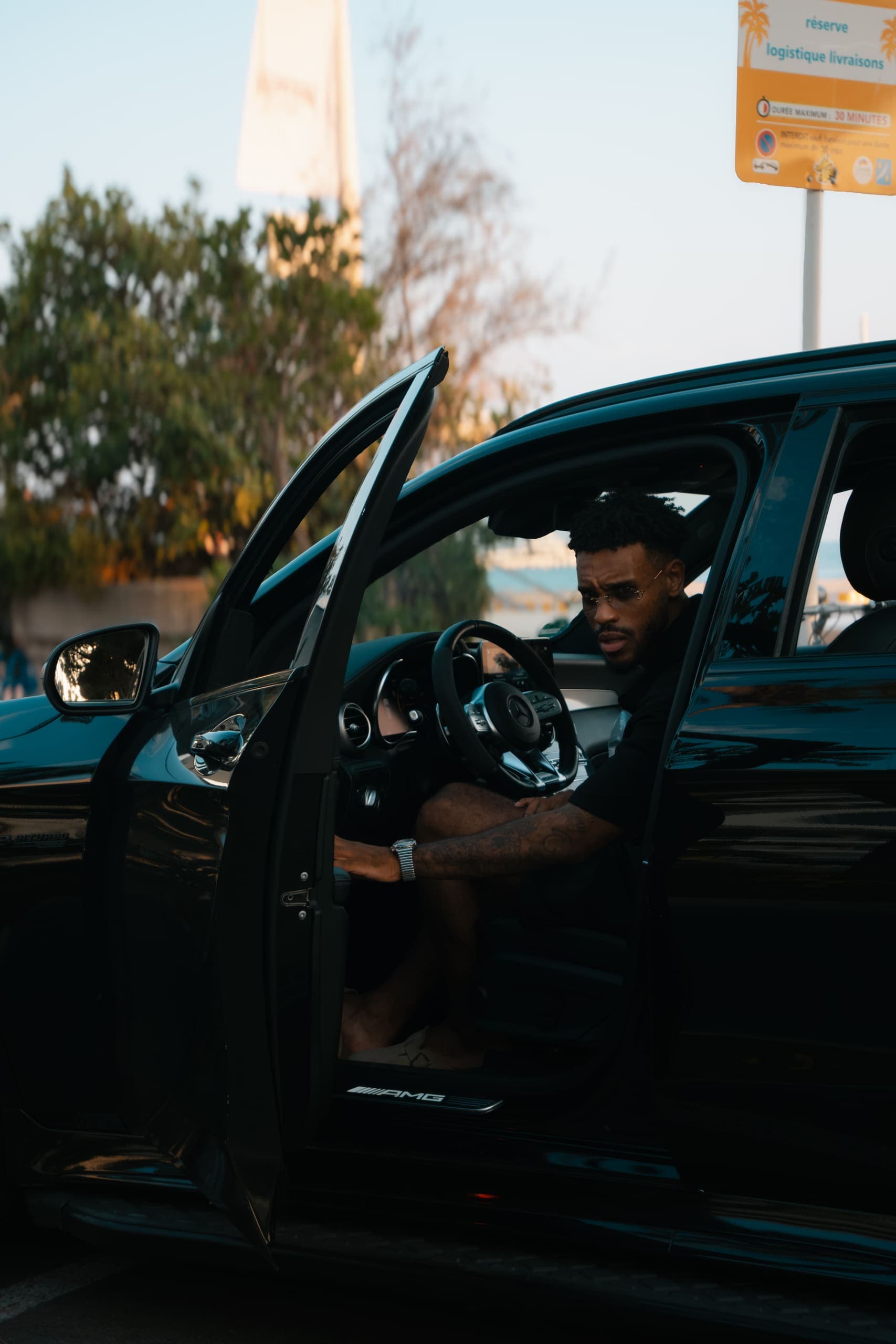 Homme descendant d'une voiture noire